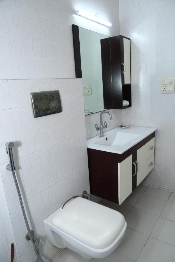 J P Residency Hotel Greater Noida Exterior photo